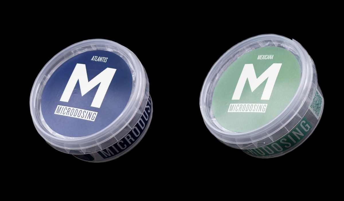 Microdosing Trüffel Atlantis und Mexicana – zwei Sorten in transparenten Kunststoffdosen auf schwarzem Hintergrund